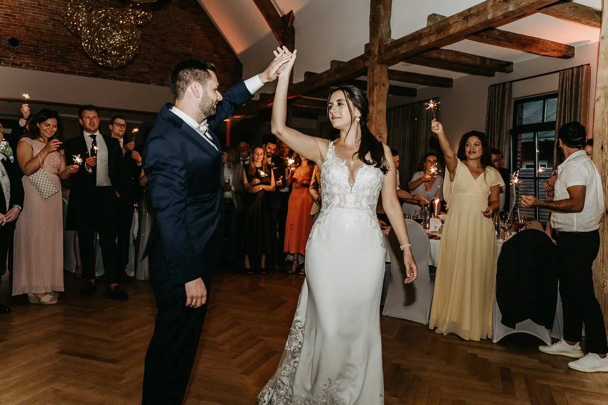 Beim Hochzeitstanz dreht Chris Jenny unter seinem Arm, ringsum halten die Gäste Wunderkerzen in die Höhe.